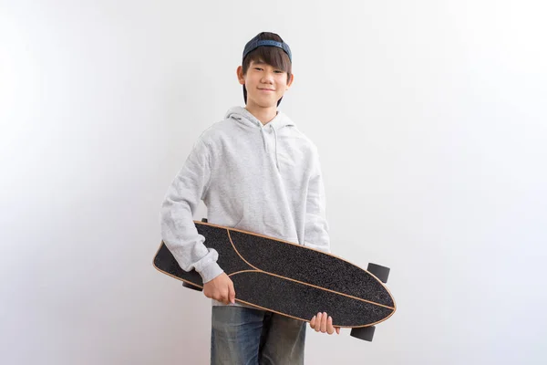 Asiático Adolescente Chico Celebración Longboard Aislado Blanco Fondo — Foto de Stock