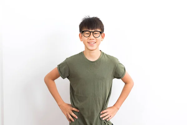 Porträt Eines Asiatischen Schuljungen Mit Brille Und Lächeln Auf Weißem — Stockfoto