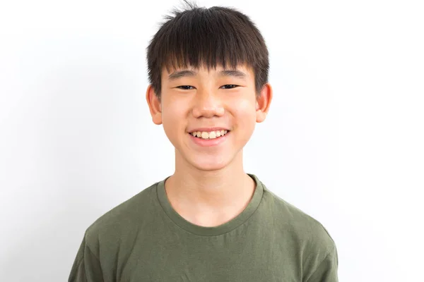 Yeşil Tişörtlü Asyalı Çocuk Beyaz Arka Planda Gülümsüyor — Stok fotoğraf