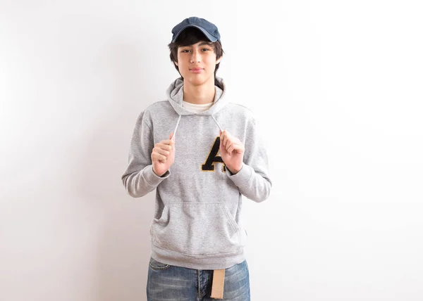 Hezké Teen Chlapec Nosit Mikinu Čepici Stojící Bílém Pozadí — Stock fotografie