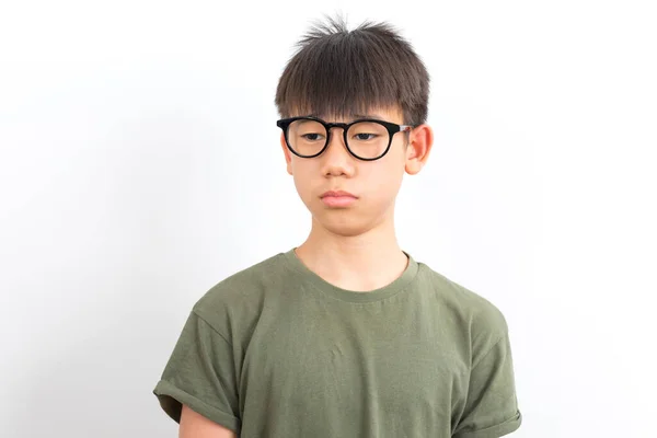 Porträt Eines Asiatischen Schuljungen Mit Brille Und Lächeln Auf Weißem — Stockfoto