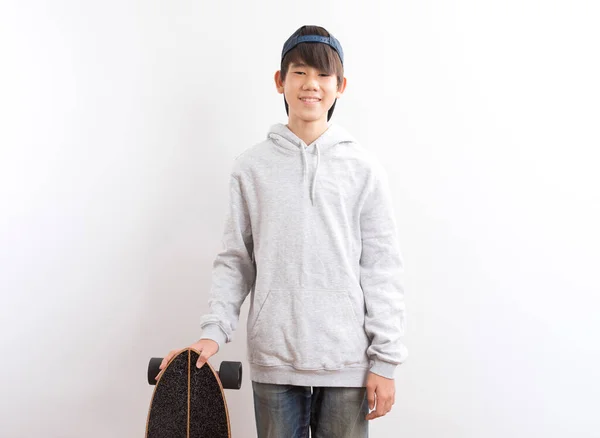 Azji Nastolatek Chłopiec Gospodarstwa Longboard Izolowane Białym Tle — Zdjęcie stockowe