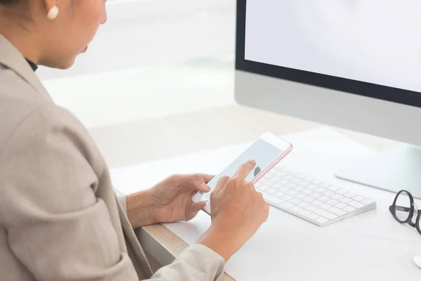 Asiatische Unternehmerin Mit Ihrer Arbeit Büro Beschäftigt Junge Asiatin Spricht — Stockfoto