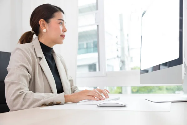 Schöne Asiatinnen Arbeiten Von Hause Aus Und Arbeiten Hause Computer — Stockfoto