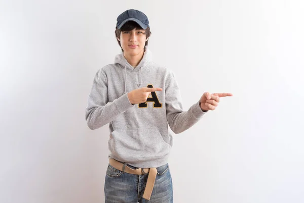 Hezké Teen Chlapec Studenti Nosí Mikinu Čepici Ukazující Prst Stojící — Stock fotografie