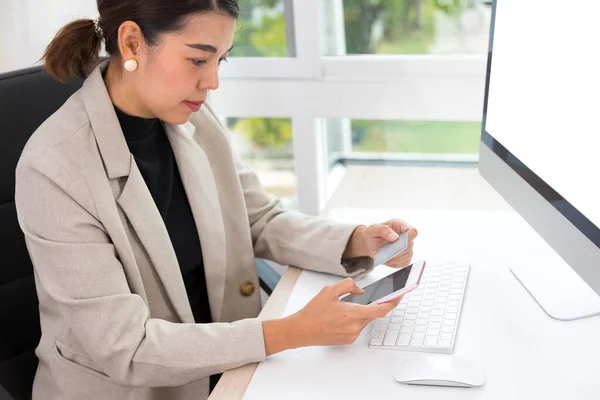 Bequemlichkeit Online Internet Banking Asiatische Junge Frau Mit Dem Handy — Stockfoto