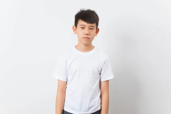 快適なハンサムな就学前の男の子が白い背景にきれいな白い綿のTシャツに立っています — ストック写真