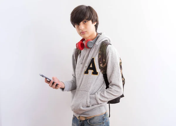 Mladý Asijský Muž Mobilním Telefonem Sluchátky Izolované Bílém Pozadí — Stock fotografie
