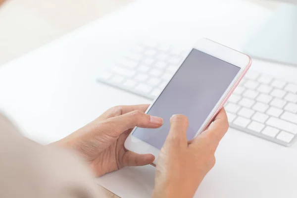 Akıllı telefon tutan kadın ellerine yakın çekim