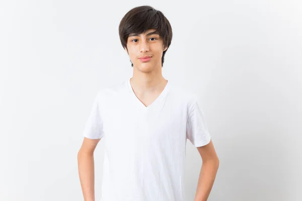 Een Lachende Tiener Joyful Knappe Tiener Jongen Shirt Geïsoleerd Witte — Stockfoto