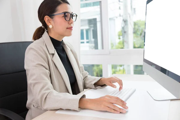 美しいアジアの女性は自宅のリビングルームでコンピュータに取り組んで 自宅から仕事をしています 社会的距離生活 — ストック写真