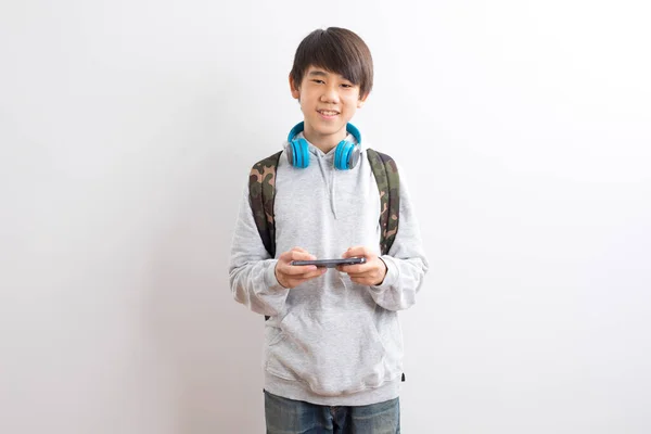 Mladý Asijský Chlapec Chytrý Telefon Modré Tričko Smartphone Bílém Pozadí — Stock fotografie