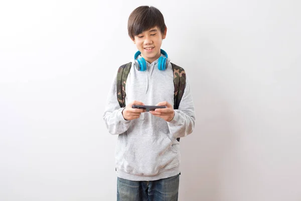 Mladý Chlapec Chytrým Telefonem Mobilním Telefonem Izolované Bílém Pozadí — Stock fotografie