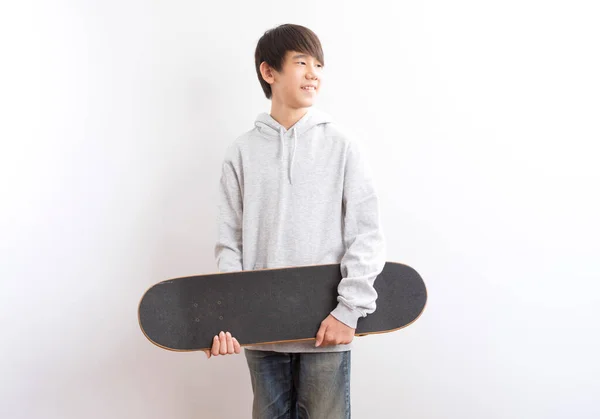 Asiatico Giovanissima Ragazzo Holding Skateboard Isolato Bianco Sfondo — Foto Stock