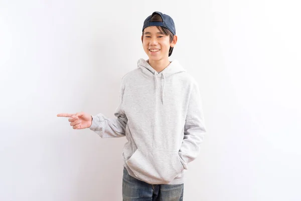 Asijské Dospívající Chlapec Studenti Ukazující Prstem Stojící Bílém Pozadí — Stock fotografie
