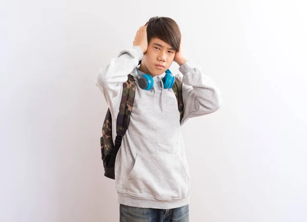 Mladý Běloch Chlapec Sobě Ležérní Oblečení Batoh Úsměvem Sebevědomý Poslech — Stock fotografie