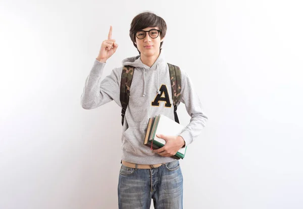 Hezký Dospívající Chlapec Studenti Nesoucí Batoh Knihy Ukazující Prstem Stojící — Stock fotografie