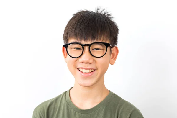 アジア系男子の肖像画白地に笑顔が立つ眼鏡をかける — ストック写真
