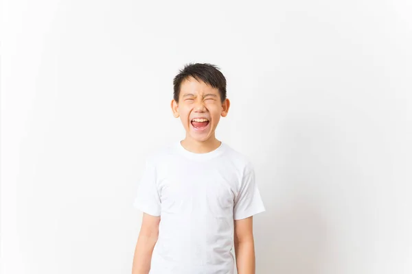 アジアのティーン子供でホワイトTシャツ笑顔上の白い背景 — ストック写真