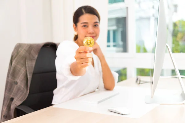 Asiatische Geschäftsfrau Mit Gold Bitcoin Blockchain Und Bitcoin Konzept — Stockfoto