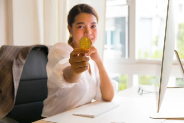 Asiatische Geschäftsfrau Mit Gold Bitcoin Blockchain Und Bitcoin Konzept — Stockfoto