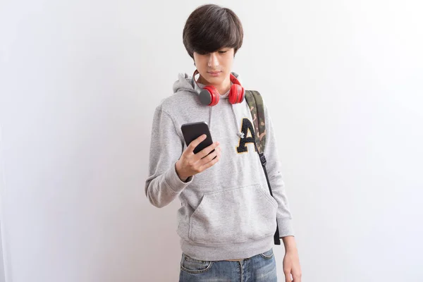Молодой Человек Наушниками Мобильным Телефоном Белом Фоне — стоковое фото