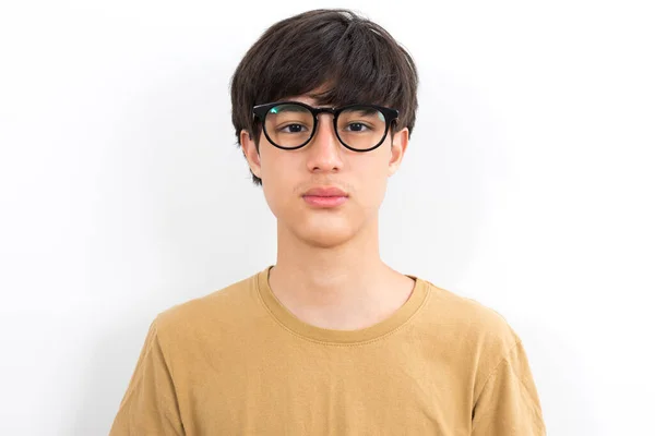 年轻英俊的男孩 戴着眼镜 穿着休闲的棕色T恤 背景是白色的 — 图库照片