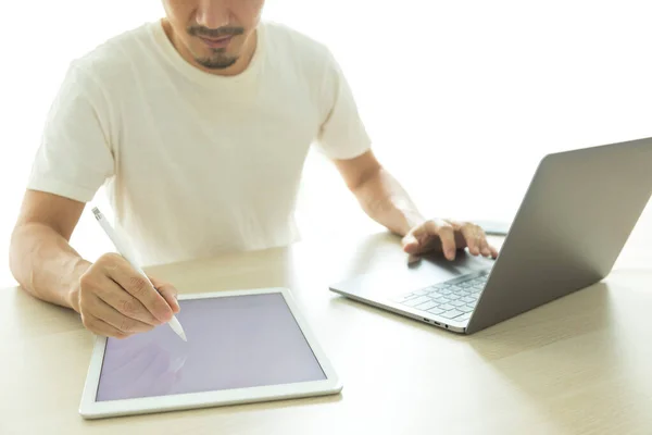 在白色背景上使用数码平板电脑和笔记本电脑的人 — 图库照片