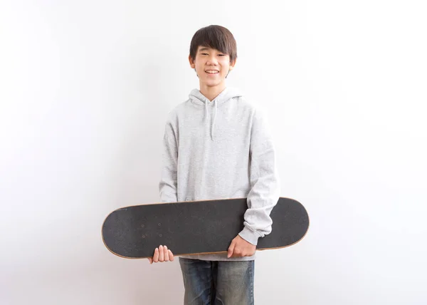 Ásia Teen Menino Segurando Skate Isolado Branco Fundo — Fotografia de Stock