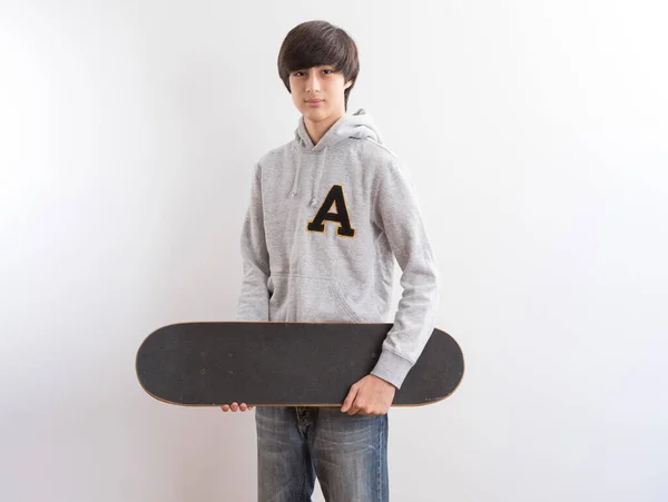 Hezký Dospívající Chlapec Skateboard Bílém Pozadí — Stock fotografie