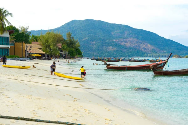 Satun Thailandia Mar 2021 Molti Turisti Godono Spiaggia Sabbia Bianca — Foto Stock