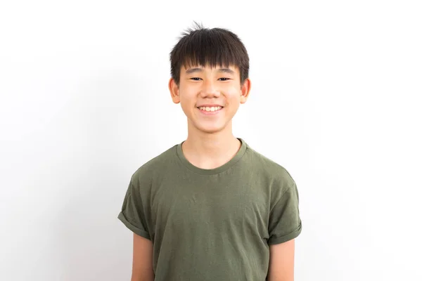 Asiático Criança Verde Shirt Sorriso Fundo Branco — Fotografia de Stock