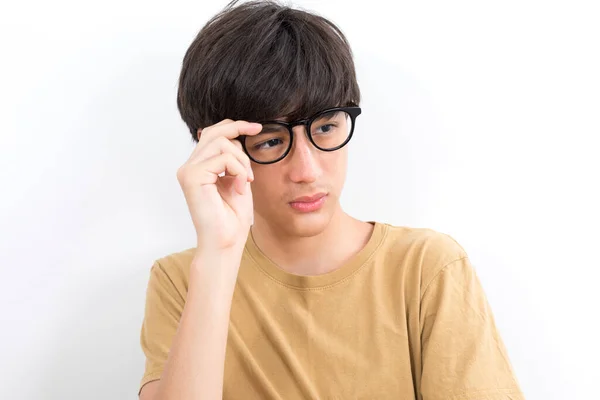 Schöner Teenager Mit Brille Lässigem Braunem Shirt Auf Weißem Hintergrund — Stockfoto