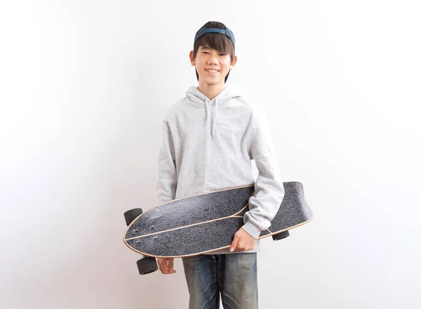 Asiático Adolescente Chico Celebración Longboard Aislado Blanco Fondo — Foto de Stock