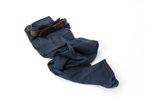 白い背景に茶色の革ベルトの青いパンツ — ストック写真