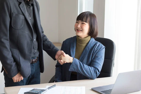 Businessman Businesswoman Shake Hands Team Brainstorming Office Interior Computer Table — ストック写真