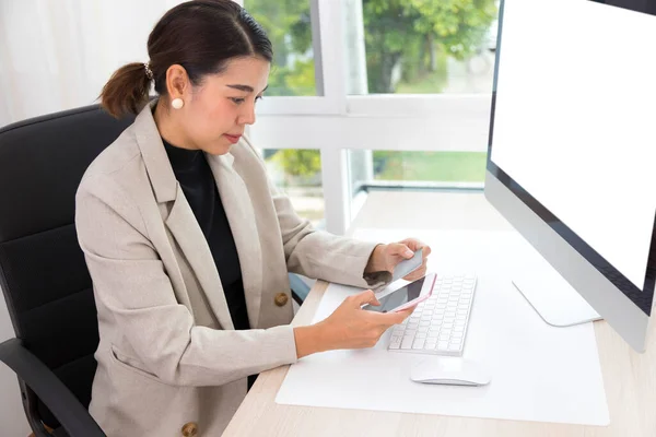 Bequemlichkeit Online Internet Banking Asiatische Junge Frau Mit Dem Handy — Stockfoto