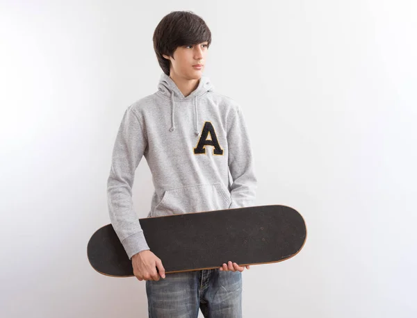英俊少年 有白色背景的滑板 — 图库照片