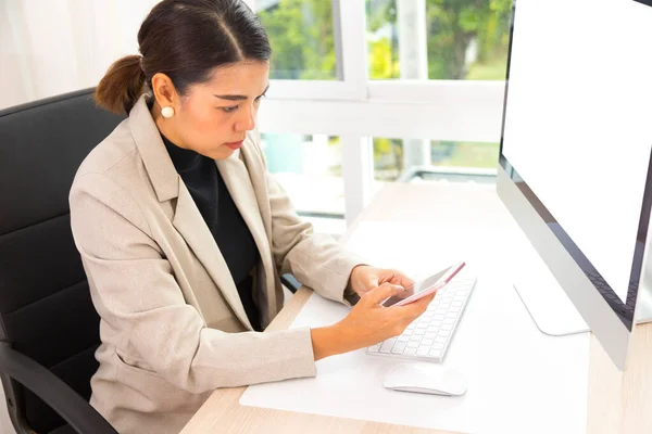 Asiatische Unternehmerin Mit Ihrer Arbeit Büro Beschäftigt Junge Asiatin Spricht — Stockfoto