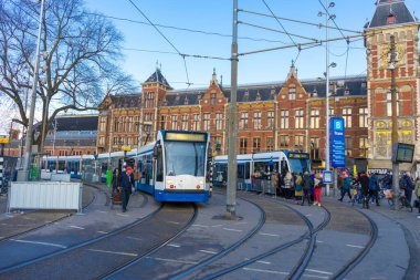 Amsterdam, Hollanda - 27 Kasım 2019: Amsterdam, Hollanda 'daki Güzel Amsterdam Merkez İstasyonu 27 Kasım 2019.