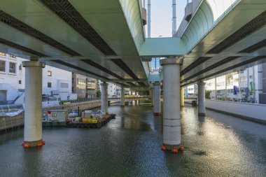 Modern Shuto Otoyolu Tokyo, Japonya 'daki eski Nihonbashi köprüsünün üzerine inşa edilmiştir. 