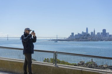 SAN FRANCISCO, CALIFORNIA - 17 Nisan 2018: San Francisco Körfezi üzerindeki Alcatraz Federal Cezaevi 'nde birçok turist gezisi 