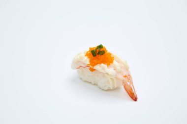 Ebi nigiri beyaz arkaplanda izole edildi
