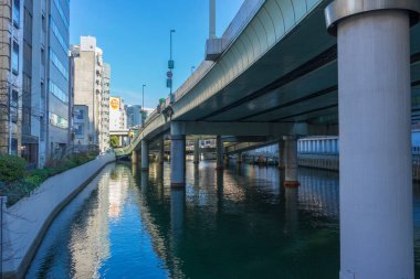 Modern Shuto Otoyolu Tokyo, Japonya 'daki eski Nihonbashi köprüsünün üzerine inşa edilmiştir. 