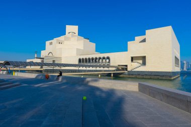 Doha, Katar - 23 Kasım 2019: Katar 'ın Doha kentinde kışın mavi gökyüzü ile İslam Sanatları Müzesi (MIA)