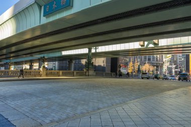 Modern Shuto Otoyolu Tokyo, Japonya 'daki eski Nihonbashi köprüsünün üzerine inşa edilmiştir. 