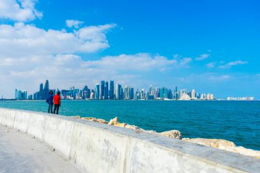 Doha, Katar - 22 Kasım 2019: 22 Kasım 2019 'da Katar, Doha' da mavi gökyüzü ile modern gökdelenlerin ve batı körfezinin manzarası.