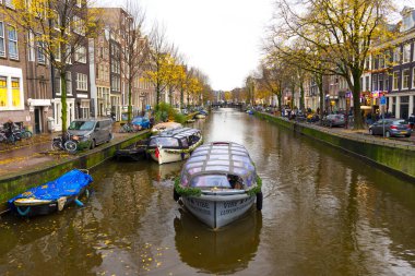Amsterdam, Hollanda - 27 Kasım 2019 Amsterdam, Hollanda 'da 27 Kasım 2019' da Amsterdam Kanalı 'ndaki ev ve teknelerin görüntüsü.