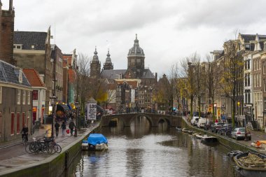 Amsterdam, Hollanda - 27 Kasım 2019 Amsterdam, Hollanda 'da 27 Kasım 2019' da Amsterdam Kanalı 'ndaki ev ve teknelerin görüntüsü.