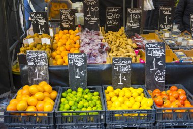 Amsterdam, Hollanda - 28 Kasım 2019: Hollanda, Amsterdam 'da Albert Cuyp Market' te birçok çeşit meyve satılıyor
